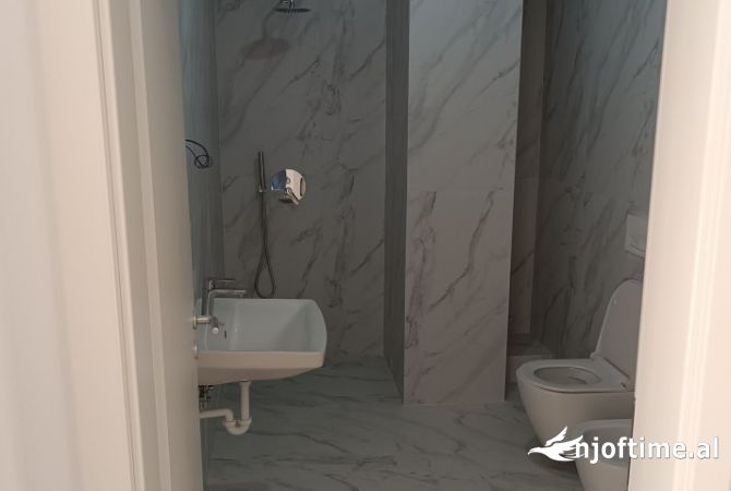 Shtepi me qera Apartament ne Tirane, Garsoniere, Mobilimi Bosh, pa mobiluar, Pagesa 25,000  Leke.