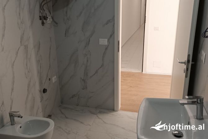 Shtepi me qera Apartament ne Tirane, Garsoniere, Mobilimi Bosh, pa mobiluar, Pagesa 25,000  Leke.
