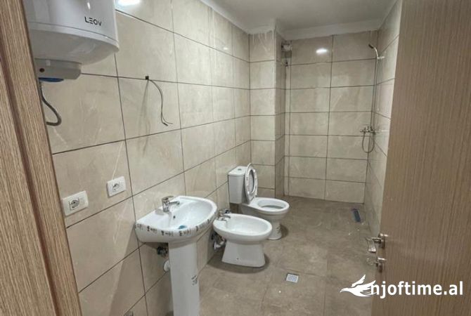 Shtepi me qera Apartament ne Tirane, 3+1, Mobilimi Bosh, pa mobiluar, Pagesa 45,000  Leke.