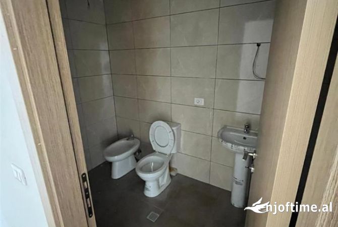 Shtepi me qera Apartament ne Tirane, 2+1, Mobilimi Bosh, pa mobiluar, Pagesa 35,000  Leke.