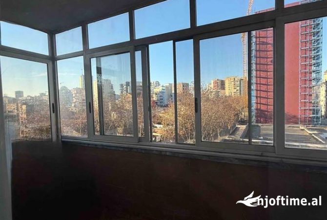 Shtepi ne shitje Apartament ne Tirane, 2+1, Mobilimi E mobiluar, Pagesa 14,500,000  Leke.