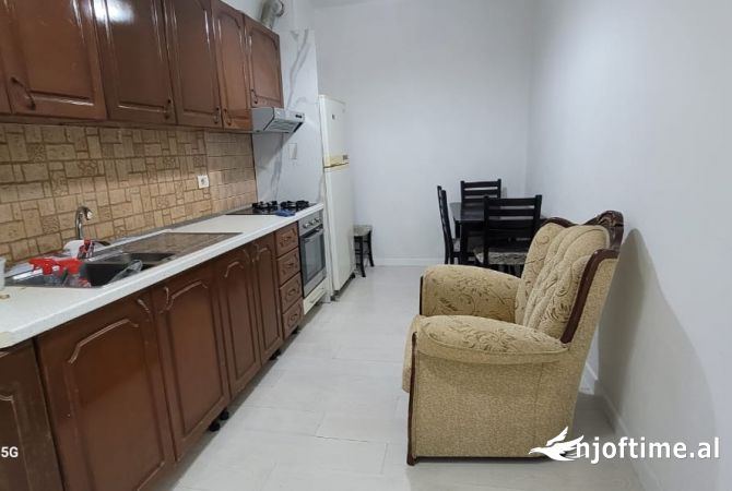 Shtepi me qera Shtepi Private ne Tirane, 1+1, Mobilimi E mobiluar, Pagesa 40,000  Leke.