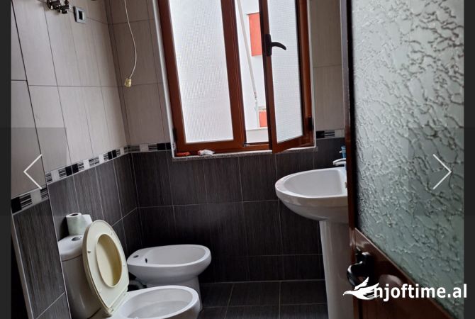 Shtepi me qera Apartament ne Tirane, 3+1, Mobilimi E mobiluar, Pagesa 42,000  Leke.