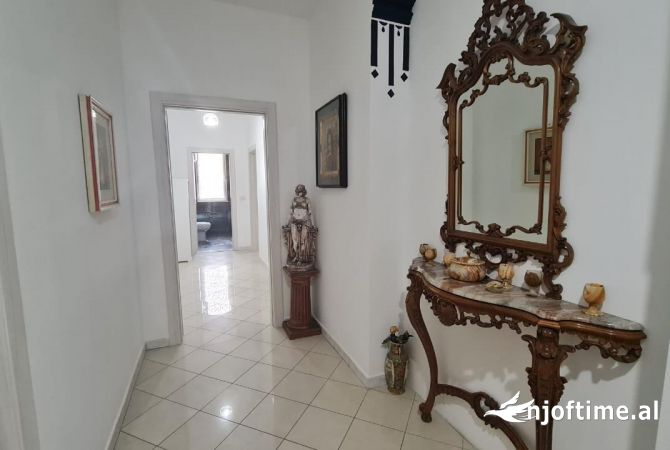 Shtepi me qera Apartament ne Tirane, 2+1, Mobilimi E mobiluar, Pagesa 700  Euro.