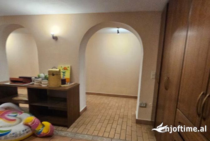 Shtepi ne shitje Vila Luksoze ne Tirane, 7+1, Mobilimi E mobiluar, Pagesa 2,500,000  Euro.