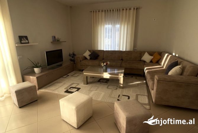 Shtepi me qera Shtepi Private ne Tirane, 5+1, Mobilimi E mobiluar, Pagesa 2,500  Euro.