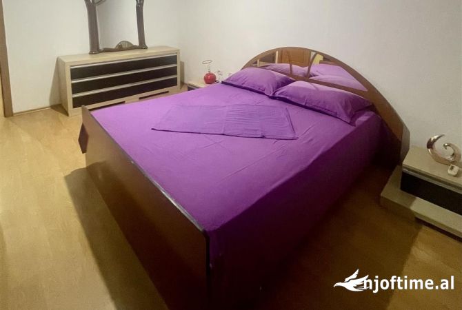Shtepi me qera Apartament ne Tirane, 2+1, Mobilimi E mobiluar, Pagesa 50,000  Leke.