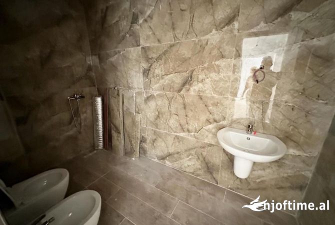 Shtepi ne shitje Penthose(kati i fundit panoramik) ne Tirane, 3+1, Mobilimi Bosh, pa mobiluar, Pagesa 304,000  Euro.