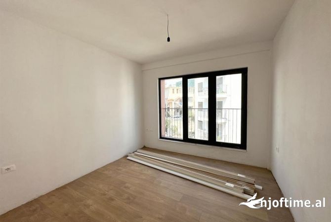 Shtepi ne shitje Penthose(kati i fundit panoramik) ne Tirane, 3+1, Mobilimi Bosh, pa mobiluar, Pagesa 304,000  Euro.