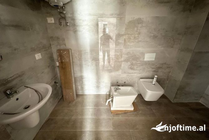 Shtepi ne shitje Penthose(kati i fundit panoramik) ne Tirane, 3+1, Mobilimi Bosh, pa mobiluar, Pagesa 304,000  Euro.