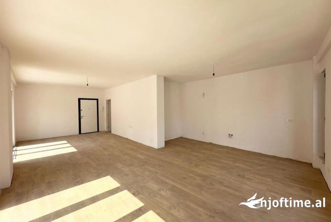 Shtepi ne shitje Penthose(kati i fundit panoramik) ne Tirane, 3+1, Mobilimi Bosh, pa mobiluar, Pagesa 304,000  Euro.