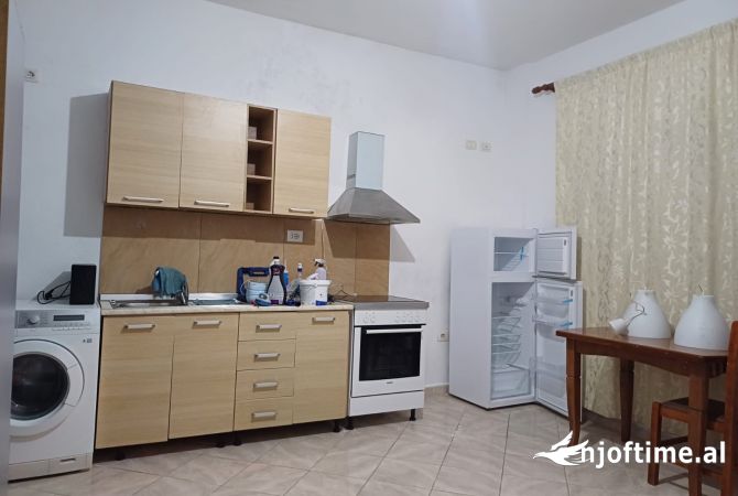 Shtepi me qera Shtepi Private ne Tirane, 1+1, Mobilimi E mobiluar, Pagesa 27,000  Leke.