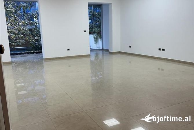 Ambient biznesi me qera 3+1 ne Tirane - 1,000 Euro