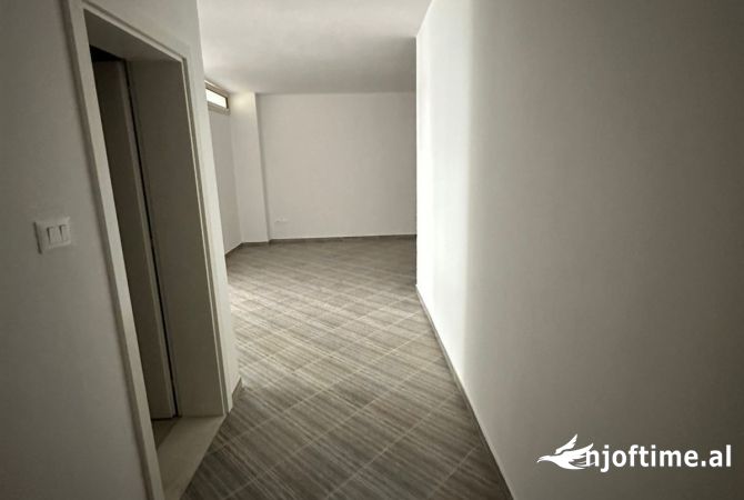 Shtepi ne shitje Apartament ne Durres, 2+1, Mobilimi Bosh, pa mobiluar, Pagesa 85,000  Euro.