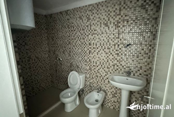 Shtepi ne shitje Apartament ne Durres, 2+1, Mobilimi Bosh, pa mobiluar, Pagesa 85,000  Euro.
