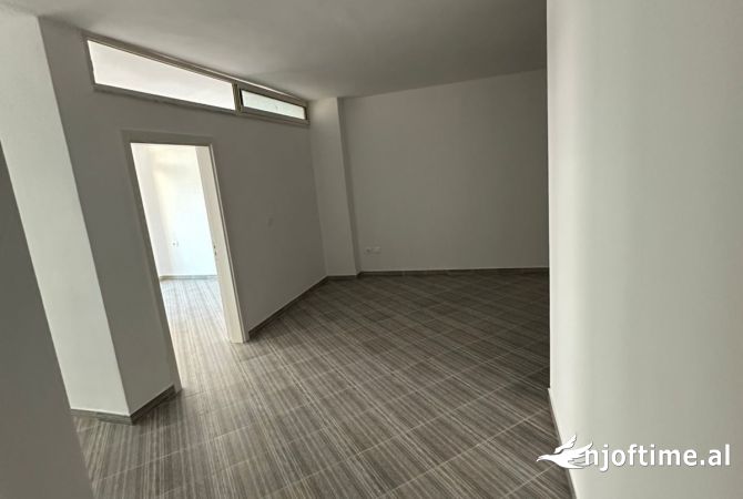 Shtepi ne shitje Apartament ne Durres, 2+1, Mobilimi Bosh, pa mobiluar, Pagesa 85,000  Euro.