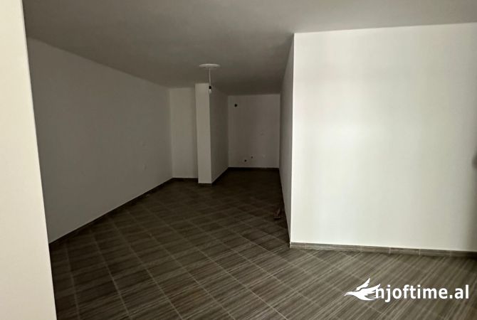 Shtepi ne shitje Apartament ne Durres, 2+1, Mobilimi Bosh, pa mobiluar, Pagesa 85,000  Euro.