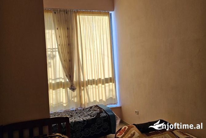 Shtepi ne shitje Apartament ne Tirane, 1+1, Mobilimi E mobiluar, Pagesa 93,000  Euro.