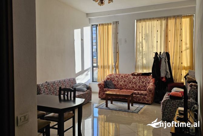 Shtepi ne shitje Apartament ne Tirane, 1+1, Mobilimi E mobiluar, Pagesa 93,000  Euro.