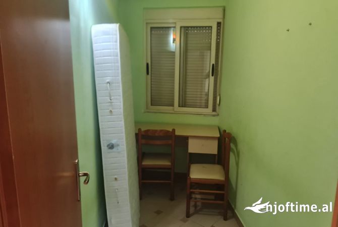 Shtepi me qera Apartament ne Tirane, 2+1, Mobilimi Pjeserisht e mobiluar, Pagesa 65,000  Leke.