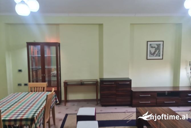 Shtepi me qera Apartament ne Tirane, 2+1, Mobilimi Pjeserisht e mobiluar, Pagesa 65,000  Leke.