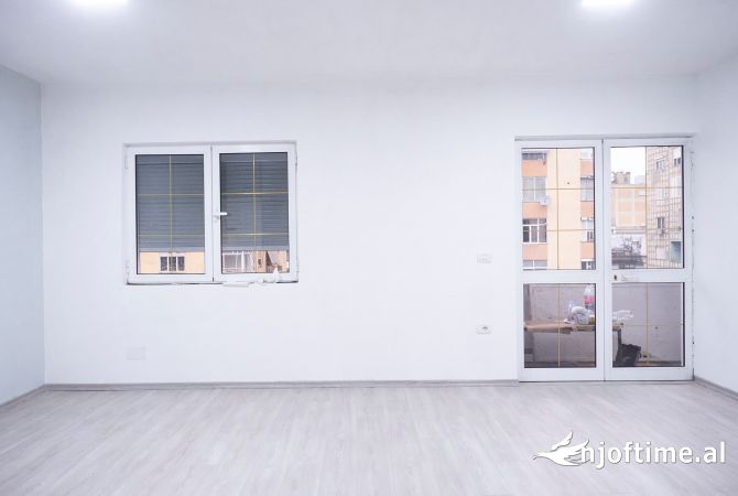 Ambient biznesi me qera 3+1 ne Tirane - 100,000 Leke