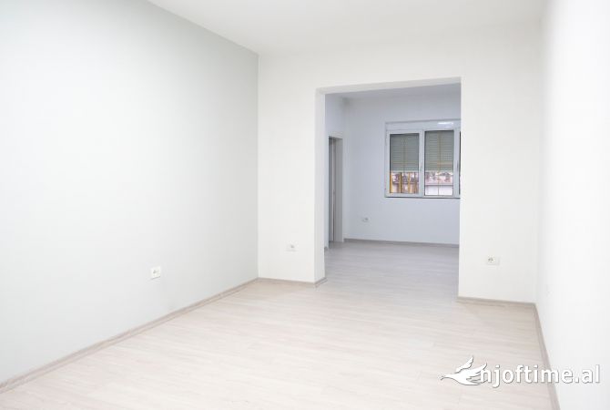 Ambient biznesi me qera 3+1 ne Tirane - 100,000 Leke