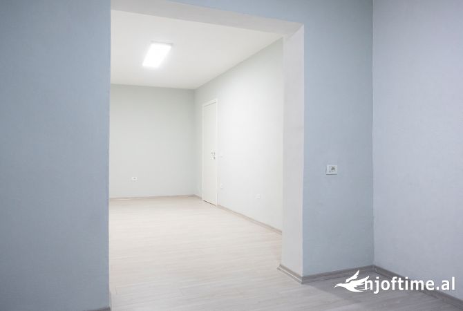 Ambient biznesi me qera 3+1 ne Tirane - 100,000 Leke