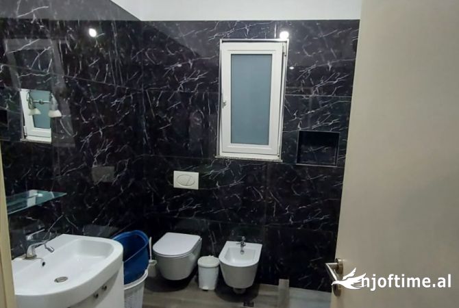 Shtepi me qera Apartament ne Tirane, 2+1, Mobilimi E mobiluar, Pagesa 500  Euro.