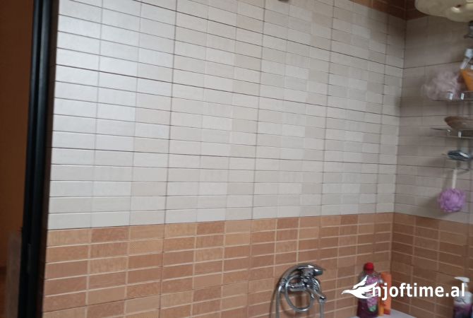 Shtepi me qera Apartament ne Tirane, 3+1, Mobilimi E mobiluar, Pagesa 50,000  Leke.