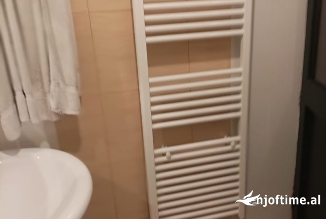 Shtepi me qera Apartament ne Tirane, 3+1, Mobilimi E mobiluar, Pagesa 50,000  Leke.