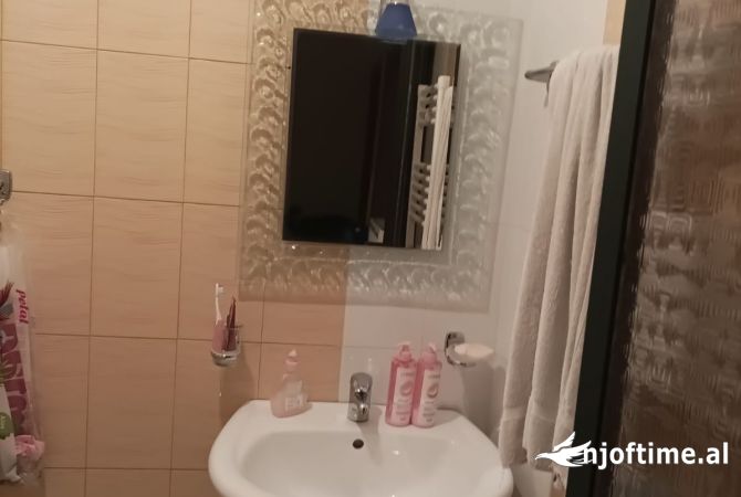 Shtepi me qera Apartament ne Tirane, 3+1, Mobilimi E mobiluar, Pagesa 50,000  Leke.