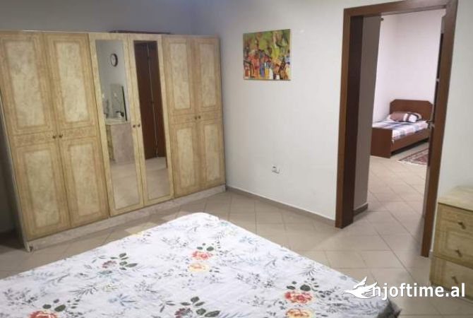 Shtepi ne shitje Apartament ne Tirane, 3+1, Mobilimi E mobiluar, Pagesa 148,000  Euro.