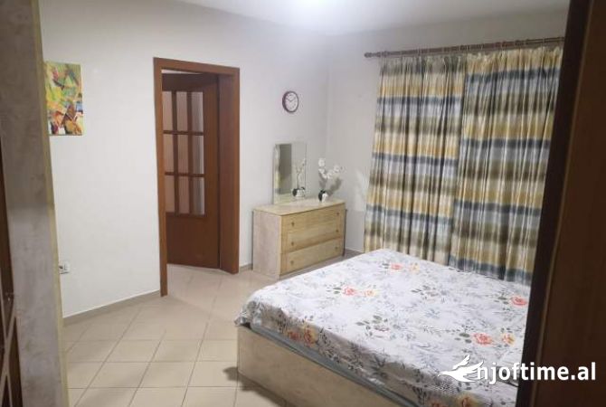 Shtepi ne shitje Apartament ne Tirane, 3+1, Mobilimi E mobiluar, Pagesa 148,000  Euro.