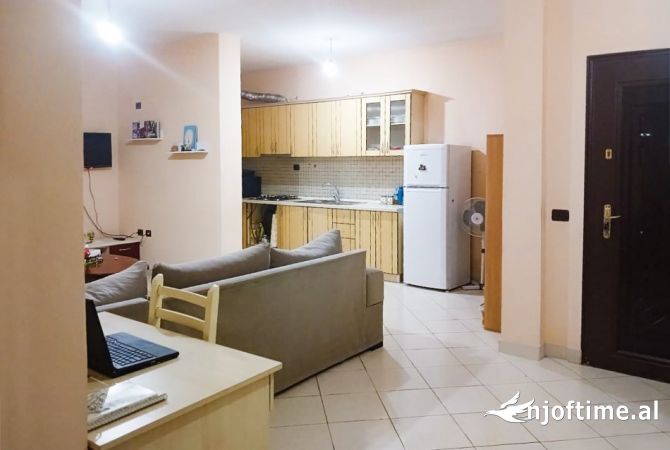 Shtepi ne shitje Apartament ne Tirane, 1+1, Mobilimi E mobiluar, Pagesa 105,000  Euro.
