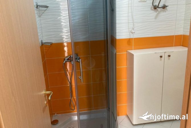 Shtepi me qera Apartament ne Tirane, 2+1, Mobilimi E mobiluar, Pagesa 670  Euro.