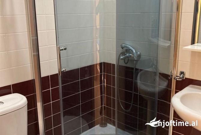 Shtepi me qera Apartament ne Tirane, 2+1, Mobilimi E mobiluar, Pagesa 670  Euro.