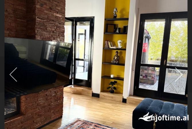 Shtepi me qera Penthose(kati i fundit panoramik) ne Tirane, 3+1, Mobilimi E mobiluar, Pagesa 1,800  Euro.