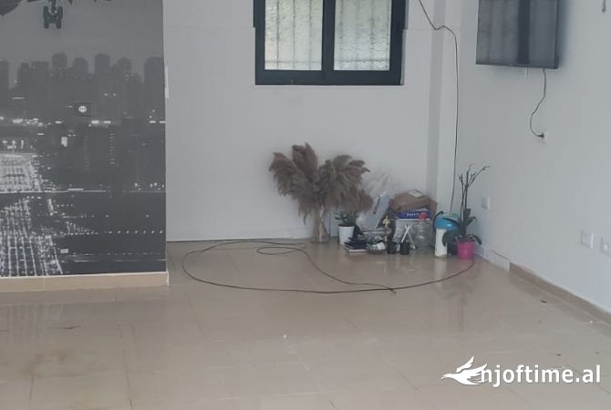 Ambient biznesi me qera 1+1 ne Tirane - 60,000 Leke