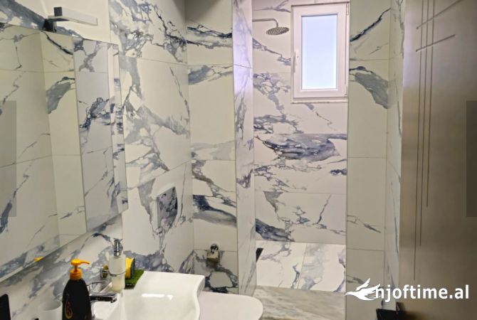 Ambient biznesi me qera 3+1 ne Tirane - 70,000 Leke