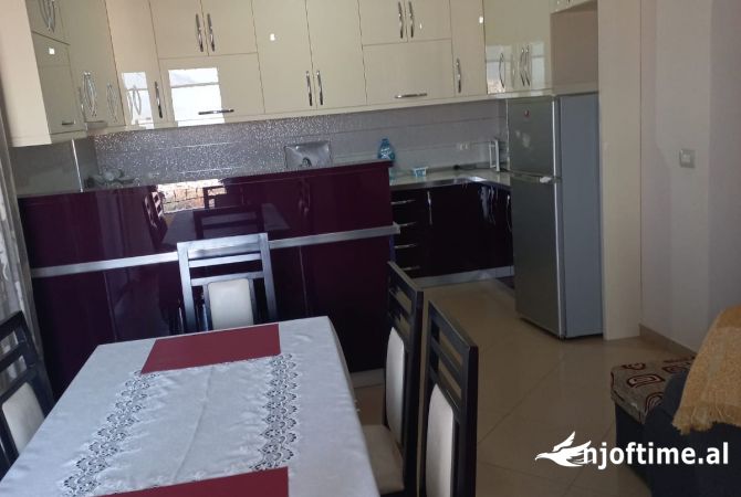 Shtepi me qera Shtepi Private ne Tirane, 2+1, Mobilimi E mobiluar, Pagesa 50,000  Leke.