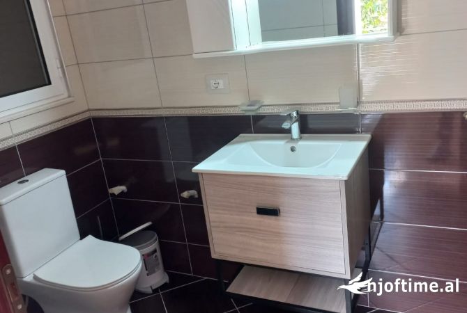 Shtepi me qera Shtepi Private ne Tirane, 2+1, Mobilimi E mobiluar, Pagesa 50,000  Leke.