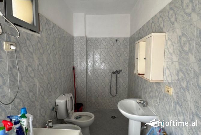 Shtepi ne shitje Apartament ne Tirane, 1+1, Mobilimi Bosh, pa mobiluar, Pagesa 87,000  Euro.