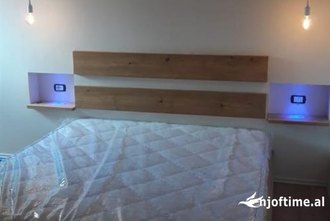 Shtepi me qera Papafingo(kati i catise) ne Tirane, 1+1, Mobilimi E mobiluar, Pagesa 320  Euro.