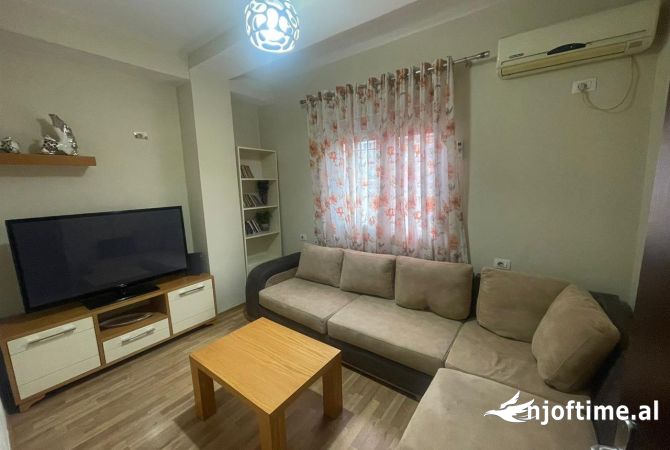 Shtepi me qera Shtepi Private ne Tirane, 5+1, Mobilimi E mobiluar, Pagesa 1,350  Euro.