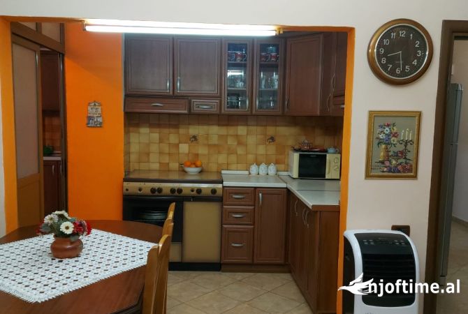 Shtepi ne shitje Apartament ne Tirane, 2+1, Mobilimi E mobiluar, Pagesa 128,000  Euro.