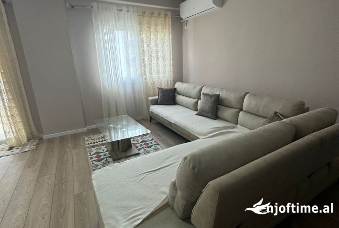 Shtepi me qera Apartament ne Tirane, 2+1, Mobilimi E mobiluar, Pagesa 500  Euro.