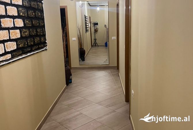 Shtepi me qera Apartament ne Tirane, 3+1, Mobilimi E mobiluar, Pagesa 1,100  Euro.