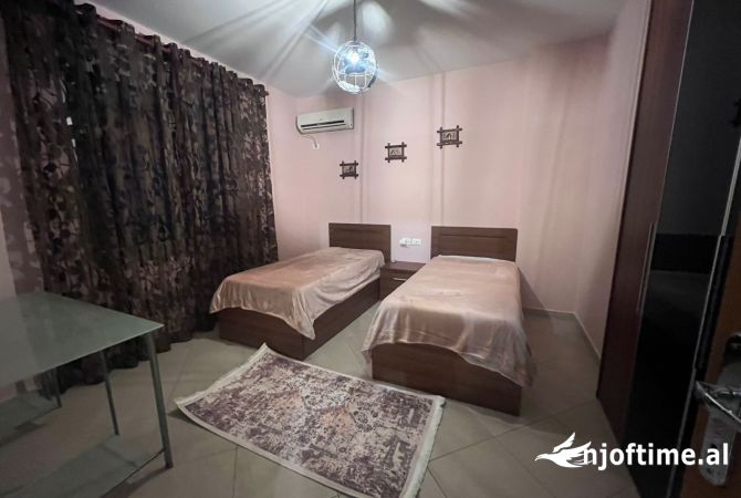 Shtepi me qera Apartament ne Tirane, 3+1, Mobilimi E mobiluar, Pagesa 1,100  Euro.