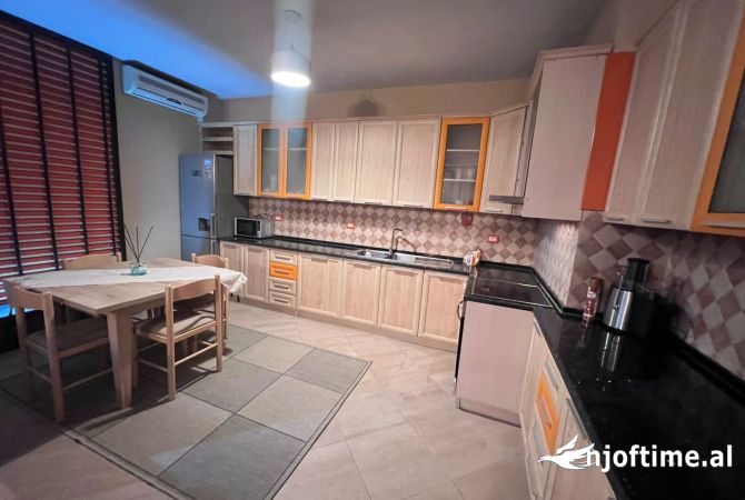 Shtepi me qera Apartament ne Tirane, 3+1, Mobilimi E mobiluar, Pagesa 1,100  Euro.